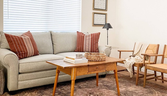 Near Downtown, Convenient to Restaurants, 2 Cruiser Bikes To Explore With!