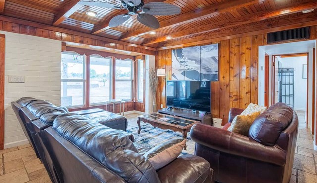 New! 12 Min to Stadium & 5BR Pool & Sleeps 10