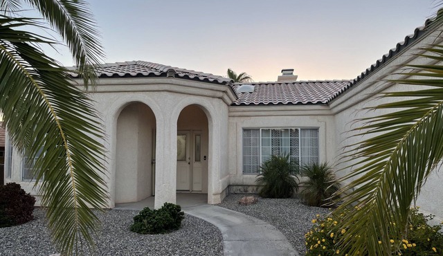 NEW luxury Heated Pool & Spa ~Boat Parking ~5 minutes to Lake ~Walk to Downtown