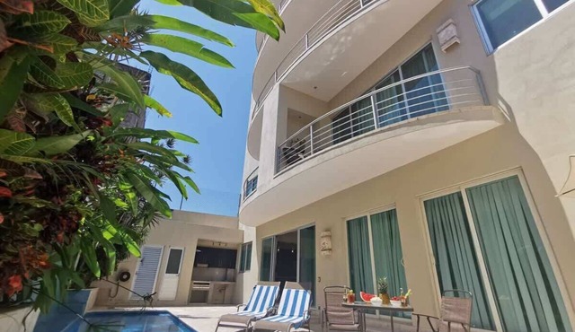 Newly Remodeled, Private Balconies, Pool and BBQ