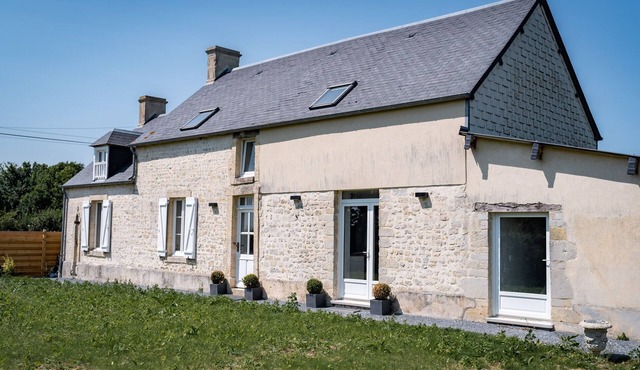 No.2 By the Fields — Authentic Norman Cottage at the Heart of History