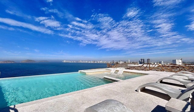 Ocean view + infinity pool (via GPS)
