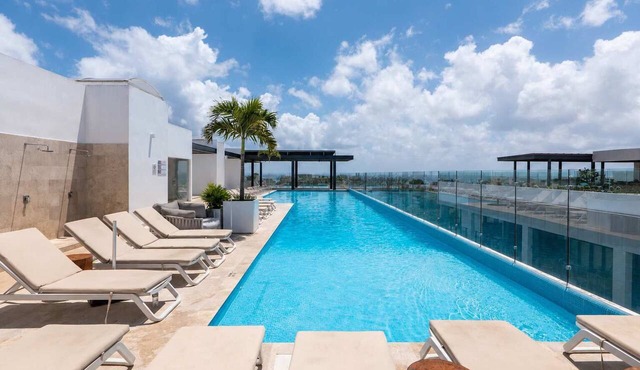 Ocean Views, Balcony, Gym, Rooftop Pool & Jacuzzi
