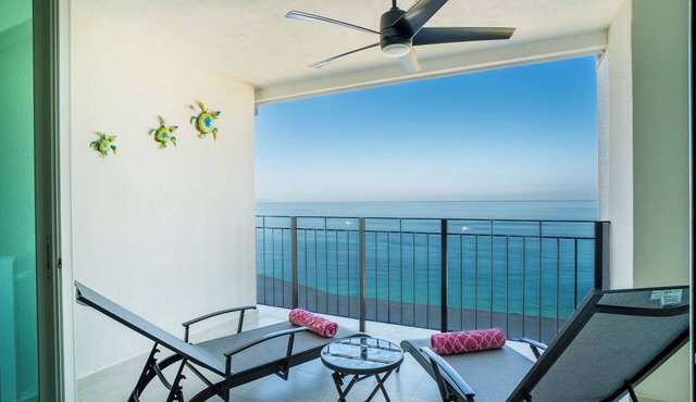 Oceanfront 22nd floor with 5 pools, Hotel Zone