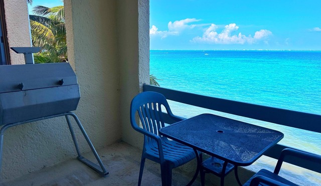 Oceanfront apartment with view