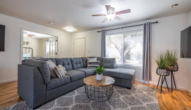 Old Town Scottsdale 3BR Townhome w/Pool & Parking