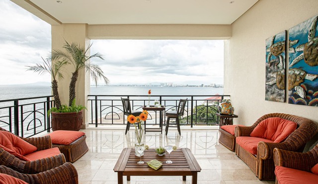 Panoramic Oceanview, Luxury Condo 3 bd, 3bath on the beach.