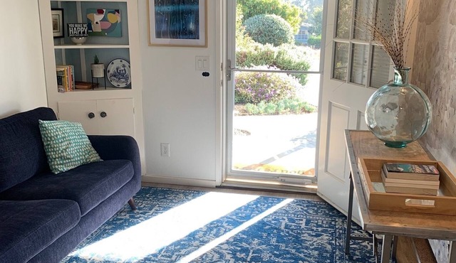 Peaceful 2 BDR 1 BA retreat. Walking distance to the beach.