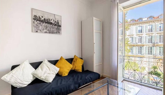 PERFECTLY POSITIONED BETWEEN THE PROMENADE DES ANGLAIS & SAINT-NICOLAS CATHEDRAL