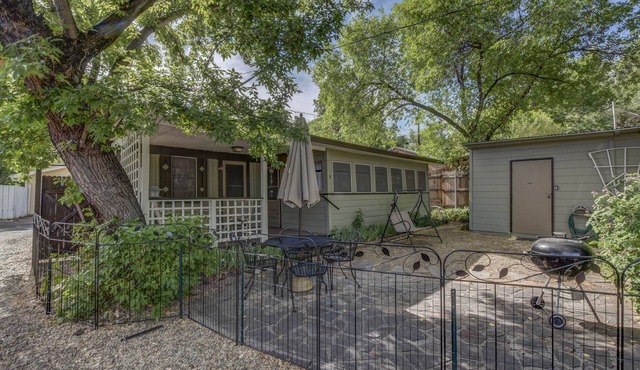 Pleasant Street Cottage ~ The Perfect Location with all the Comforts of Home