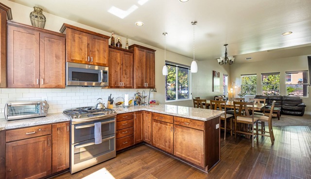 Ponderosa Heights Retreat - Large 5+ bedroom home with AC!