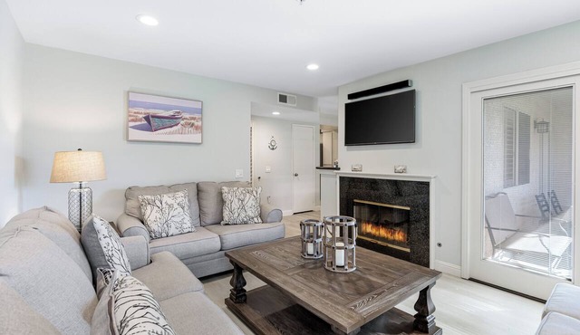 Pool + Hot Tub Access + Gym | Gated, Newport Beach | Seabreeze Retreat