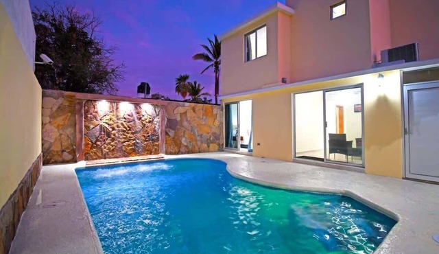 Poolside Retreat Lounge Parking Near Downtown