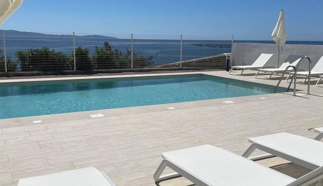 PRESTIGIOUS SEAFRONT 3-BEDROOM APARTMENT RENTAL WITH HEATED POOL