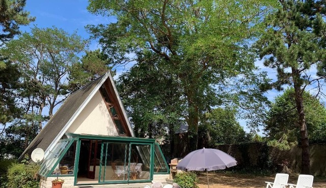 Pretty atypical chalet by the sea with a 2500 m² garden