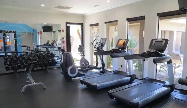 Prime Scottsdale Condo: Walk to Kierland and The Quarter, 30 day minimum.