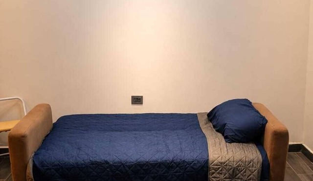 Private and secure suite 2 minutes from the airport