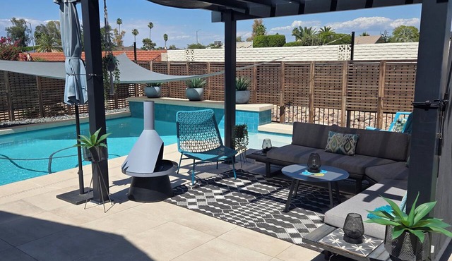Private beautiful modern 400 sq ft studio located in a quiet neighborhood in SCW