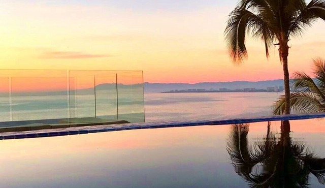 Private Infinity Pool OCEAN VIEW Penthouse Loft Beach+Romantic Safe Loc