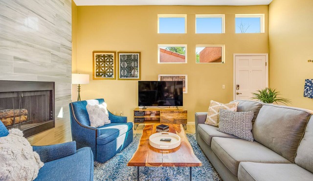 Quiet condo near Sabino Canyon with pool, hot tub, tennis & amazing views