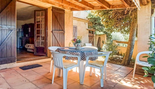 Quietly located vacation apartment in a rural villa with sea view.