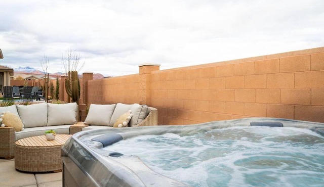 Red Desert! Brand New! 5 bedroom! Private Hot Tub! Dog Friendly!