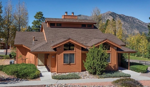 Relax & cool off in a 2Bed 2Bath, Full Kitchen & dining area, W/D golf nearby.