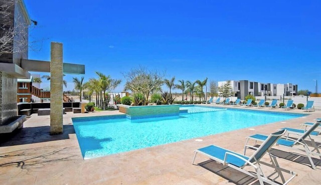 Relaxing Gated Retreat, Pool communal