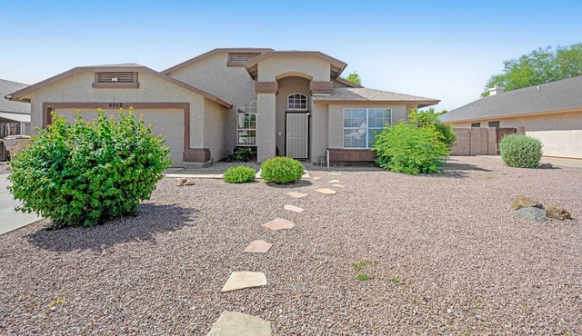 Relaxing home near Cardinals Stadium with private yard, grill, patio, & firepit