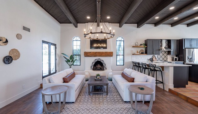 Remodelled Resort Style Home Near Best Dining and Shopping