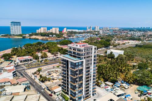 Resort condo with balcony, views, rooftop pool, gym, & full kitchen
