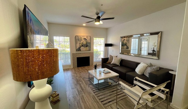 Resort Living in Beautiful Scottsdale! Updated Decor-Perfect Central Location!