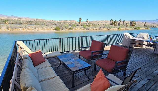 RIVER HOUSE - WATERFRONT RETREAT W/RELAXING DECKS - ONLY 8 MINS FROM LAUGHLIN