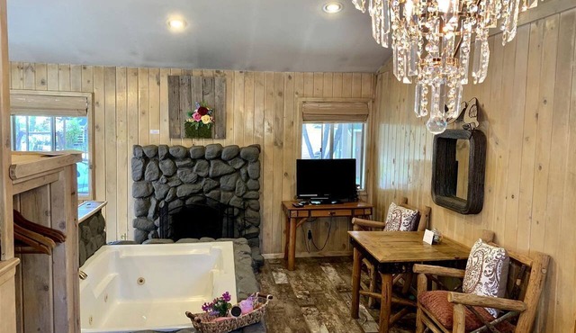 Romantic Studio Cabin with Jacuzzi and Fireplace, Perfect for a Romantic Weekend in Big Bear, CA