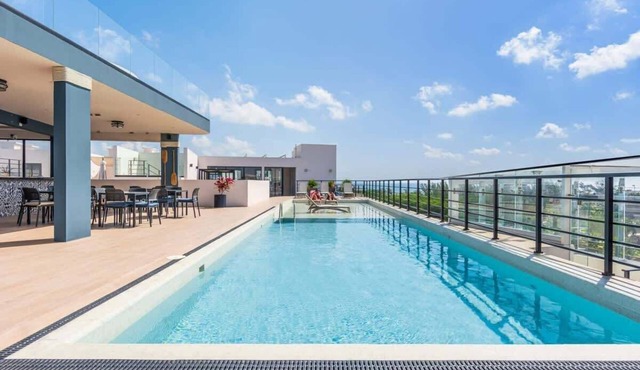 Rooftop Pool and Ocean Views in Modern Studio Near Beach