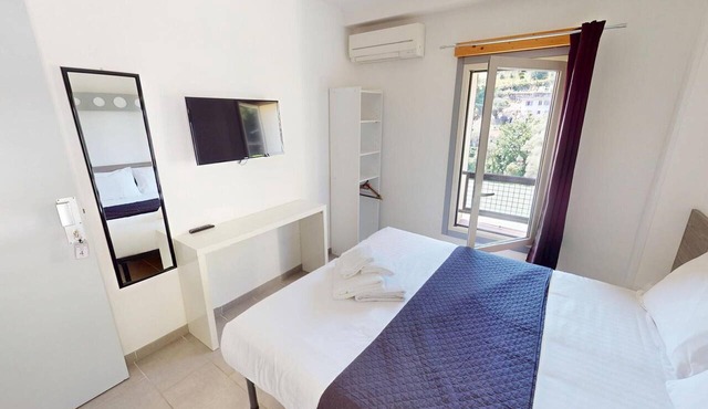 Room with air conditioning and mountain view