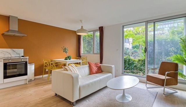 Roxane, spacious 3-Bedroom Apartment with Terrace and Parking, Just Steps