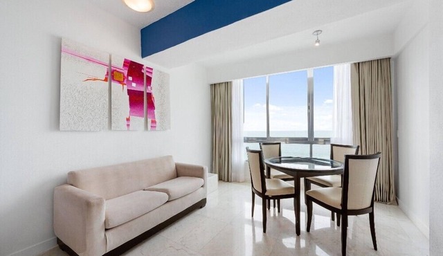 Royal Park Stylish 1BR Condo with Balcony for Weekend Getaway