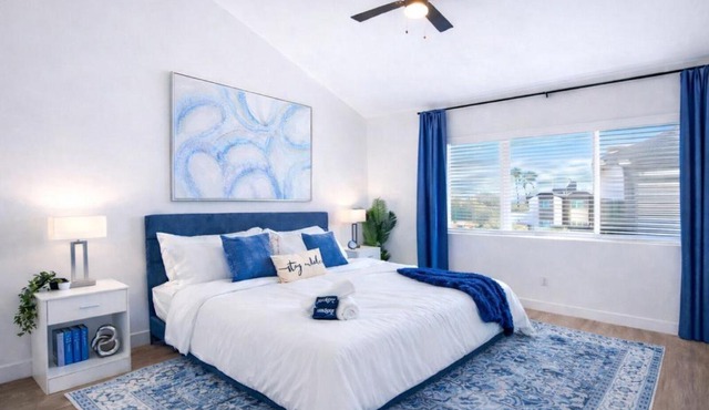 Sapphire Leaf- Luxury 3BR- Pool, King Beds, Spacious, Quiet, Garage, Close to Airport and OldTown