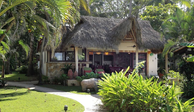 SAYULITA BEACHFRONT VILLA, BEACHFRONT POOL ON ROMANTIC GARDEN GROUNDS