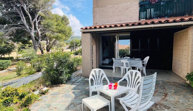 Seaside Studio with Terrace - 4 Guests, 1 Km to Beach, Parking Included