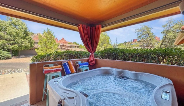 Sedona House: 1 Block to Uptown, Trails Near, Hot Tub, Views, The Sedona House ~ Red Rock Getaway