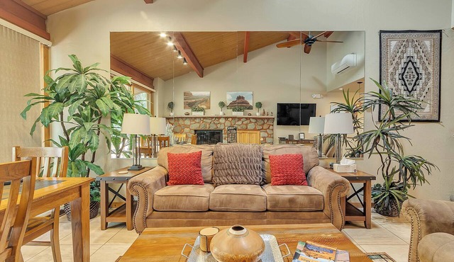 Sedona Oak Creek Canyon Cottage: A cozy 2BR retreat near stunning canyon views.