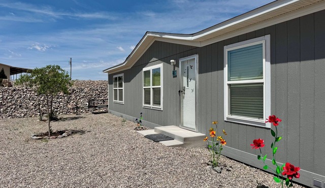 Spacious 4BR, 2BA, near Lake, Golf Course, and hot springs!