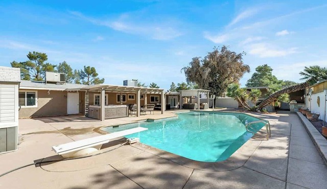 Spacious 4BR+Den w/Pool, Jacuzzi, BBQ, Near Strip