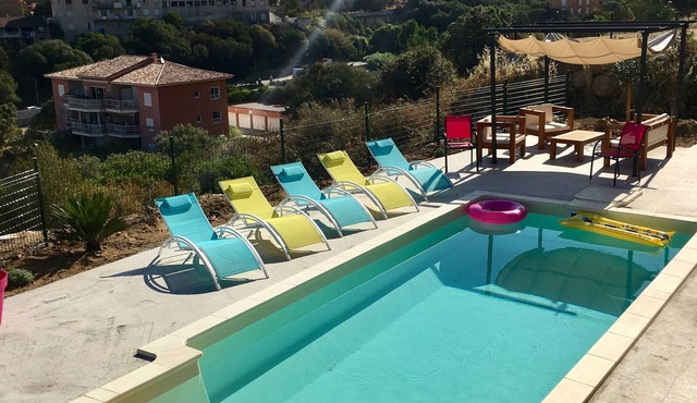 Spacious apartment with sea view, swimming pool, near beaches and harbor