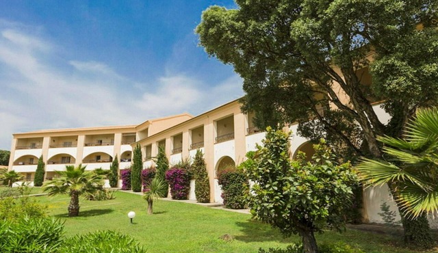 Spacious Family Stay Near the Beach