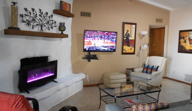Spacious LIGHT Filled 3 bd/2 ba Patio Home, No Stairs, HTD Pool/Spa, Quiet, Safe