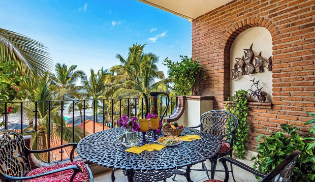 Spacious Oceanfront Condo with AC, WiFi, & Rooftop Pool on the Beach in Old Town