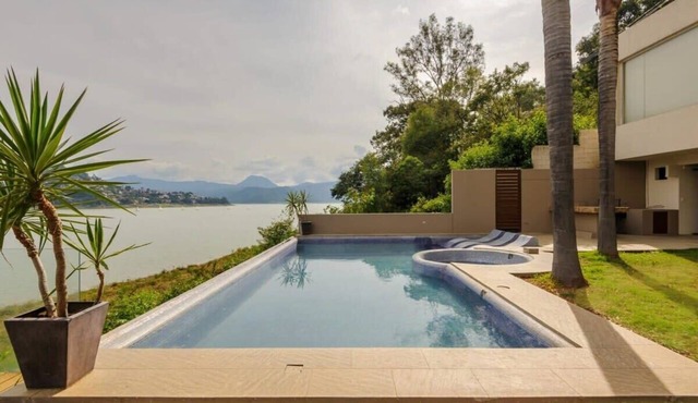 Spectacular lakefront home with pool